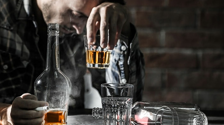 Мужчина пьет алкоголь